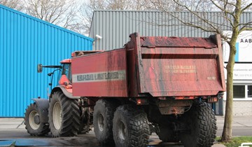 Tractor met baggerkipper 13m³